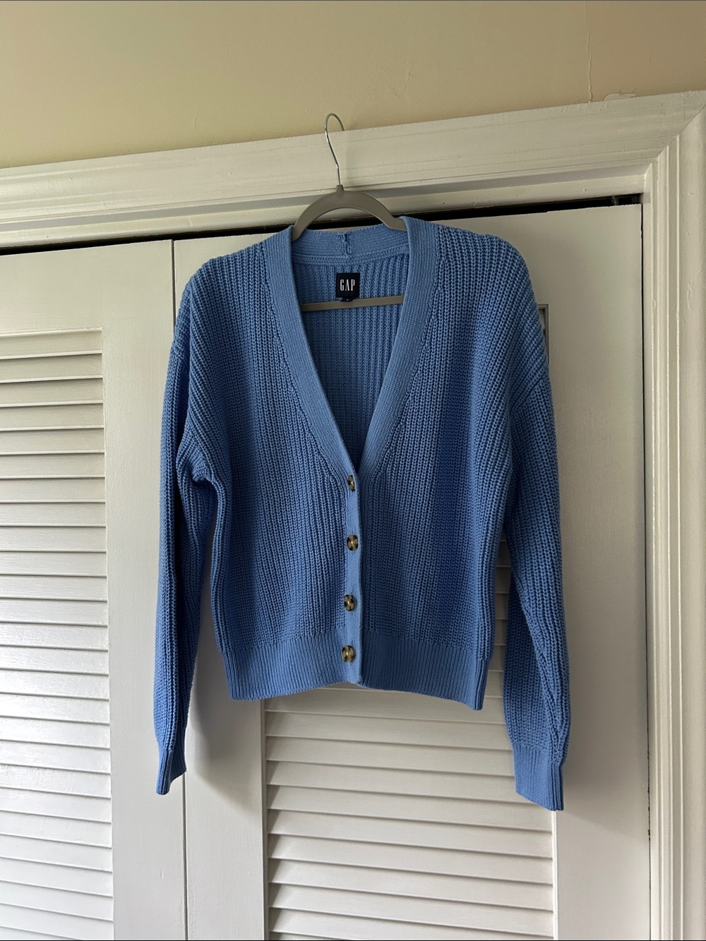 GAP Women's Light Blue V-Neck Buttoned Cardigan
